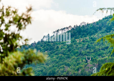 Lovran, Сroatia - le 19 juin 2014 : Lovran, Istrie, Croatie. Maison privée qui s'appuient sur le sommet de la colline surrouned par la flore de montagne. L'Istrie est le l Banque D'Images