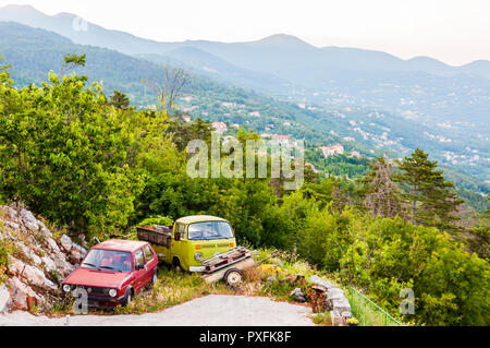 Lovran, Croatie - le 19 juin 2014 : vieille Volkswagen reposant sur une place pittoresque pendant la retraite après une longue vie sur la route. Ils ont maintenant la paix Banque D'Images