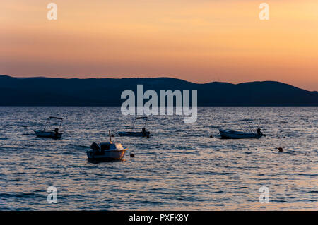 Coucher de bateaux. Mer Adriatique, Makarska, Croatie. Riviera de Makarska est l'une des plus célèbre destination touristique en Croatie. Banque D'Images