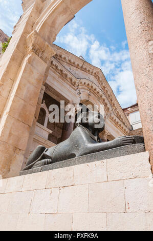 Split, Сroatia - Juin 22, 2014 : Sphinx. La sculpture antique. L'architecture médiévale. Split. Apparemment, l'empereur Dioclétien était un grand amoureux de l'Egypte et Banque D'Images