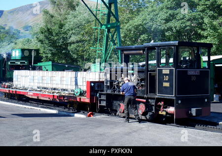 Locomotive diesel numéro 10, Yeti, à voie étroite du Snowdon Mountain Railway à Llanberis, Gwynedd, Snowdonia, le Nord du Pays de Galles Banque D'Images