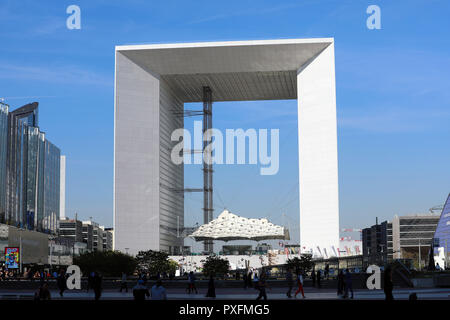 Paris, France - 16 octobre 2018 : quartier des affaires de la Défense, Parvis de la Défense, La Grande Arche de la Défense, des gratte-ciel, Paris, France, Europ Banque D'Images