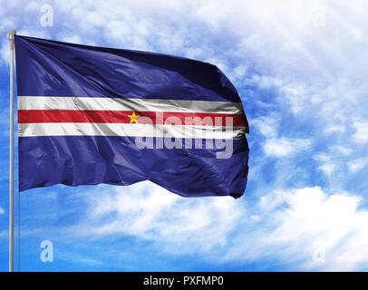 Drapeau national du Cap vert sur un poteau en face de ciel bleu. Banque D'Images