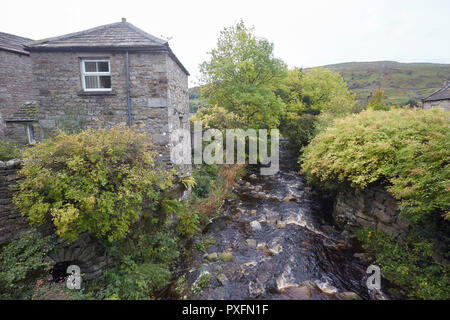 Gunnerside Beck en passant par Gunnerside village, Yorkshire Dales National Park, England, UK. Banque D'Images