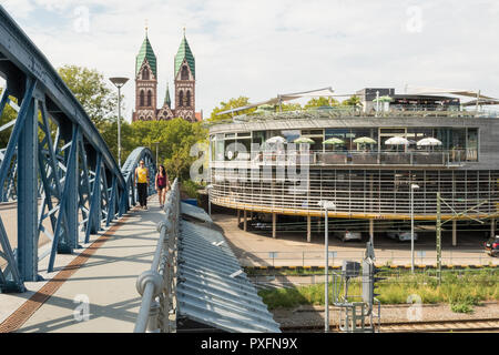 Freiburg parc de vélo et cafe - Radstation - à côté du pont bleu, Stuhlinger, Freiburg im Breisgau, Allemagne Banque D'Images