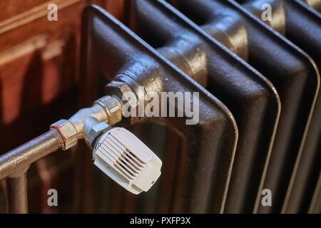 Dans un immeuble ancien radiateur Banque D'Images