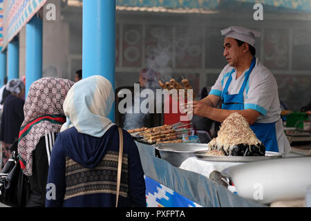 Un vendeur vendant des kebab grillés sur des brochettes dans le bazar Chorsu également appelé bazar Charsu situé dans le centre de la vieille ville de Tachkent capitale de l'Ouzbékistan Banque D'Images