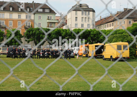 Stäfa : La police se prépare pour la fête du travail le 1er mai au siège social à Kaserne Banque D'Images