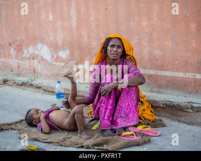 Jaipur, Inde, 20 septembre 2018 scènes quotidiennes de la population locale en regardant les touristes, à demander de l'argent ou en se faisant passer pour eux Banque D'Images