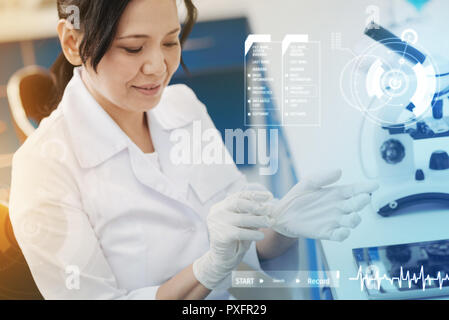 Microbiologiste professionnelle tout en travaillant avec des gants Banque D'Images