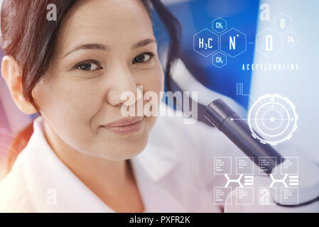 Beautiful woman smiling tout en travaillant dans le laboratoire Banque D'Images