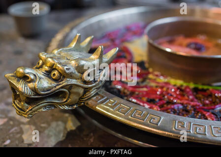 Chengdu Sichuan Pot chaud close up avec tête de dragon poignées sculptées, Chengdu, province du Sichuan, Chine Banque D'Images