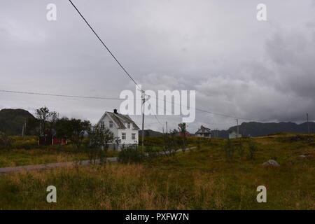 Lofoten, Norvège, Nordland, Borgvåg Borgvågveien,, Dorf, Haus, Häuser, Schotterstraße Stieglerweg 7,, Straße, Langneset Åkerneset Nesje,,, Vågsvika, Herbst Banque D'Images