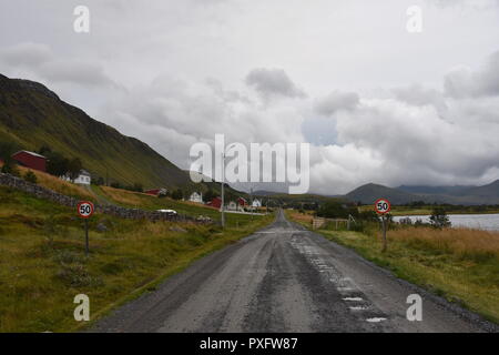 Lofoten, Norvège, Nordland, Borgvåg Borgvågveien,, Dorf, Haus, Häuser, Schotterstraße Stieglerweg 7,, Straße, Langneset Åkerneset Nesje,,, Vågsvika, Herbst Banque D'Images