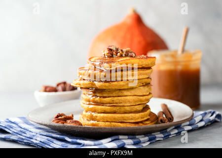 Pumpkin spice crêpes de noix de pécan et sauce au caramel. Vue rapprochée, selective focus Banque D'Images