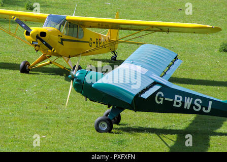 Denney Kitfox Mk3 et avion Piper PA18 Super Cub de plans sur l'herbe à Henham Park campagne du Suffolk piste en herbe. L'aviation légère Banque D'Images