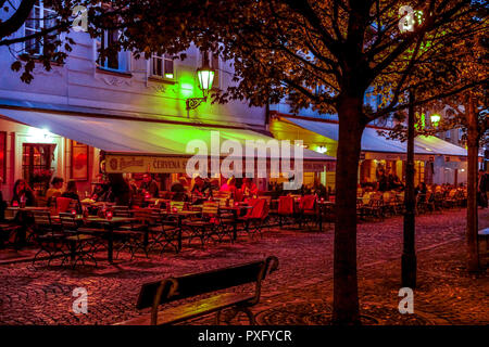 Prague cafe, bar-terrasse Prague Na Kampe Square, l'île de Kampa Prague Mala Strana Bohemia République Tchèque Banque D'Images