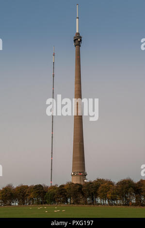 Vue d'Emley Moor Station émettrice (également connu sous le nom de Arqiva Emley Moor Tower) à l'aube du lundi 22 octobre 2108. Banque D'Images