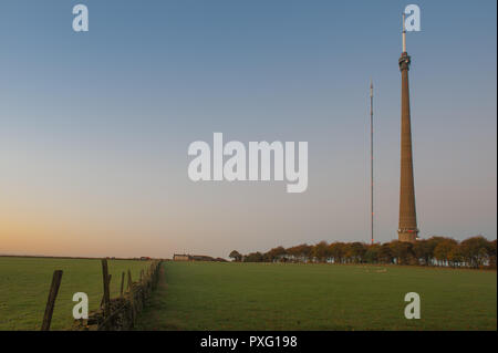 Vue d'Emley Moor Station émettrice (également connu sous le nom de Arqiva Emley Moor Tower) à l'aube du lundi 22 octobre 2108. Banque D'Images