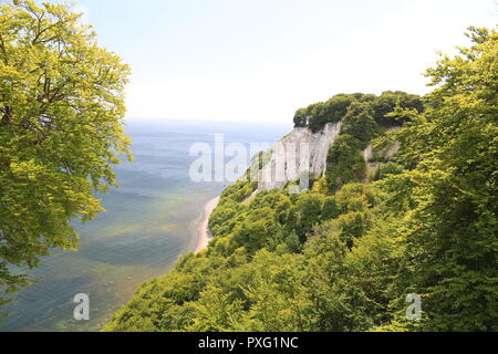 Les falaises de craie et d'une mer bleue, l'île de Rügen en mer Baltique, Allemagne Banque D'Images