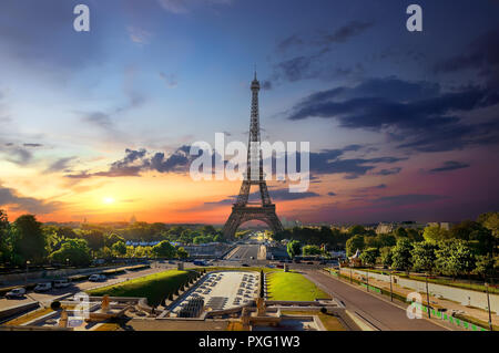 La Tour Eiffel et les fontaines près de il à l'aube à Paris, France Banque D'Images