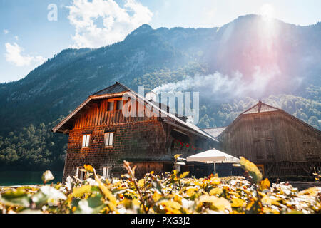 Belle vue de maison de bateau traditionnel en bois sur les berges du célèbre Lac Obersee, dans le pittoresque parc national de Berchtesgadener Land sur une journée ensoleillée en été, Bavière, Allemagne Banque D'Images