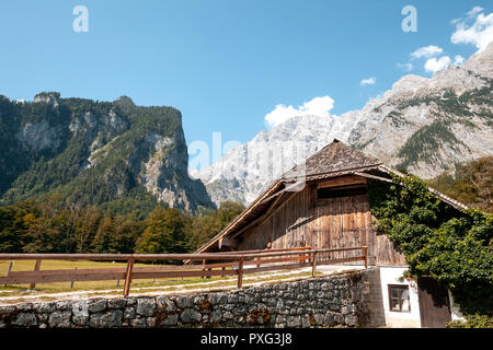 Belle vue de maison de bateau traditionnel en bois sur les berges du célèbre Lac Obersee, dans le pittoresque parc national de Berchtesgadener Land sur une journée ensoleillée en été, Bavière, Allemagne Banque D'Images