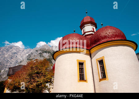 Vue panoramique classique de renommée mondiale Sankt Bartholomae église de pèlerinage et la montagne Watzmann sur une belle journée ensoleillée en été, Berchtesgadener Land, Bavière, Allemagne Banque D'Images