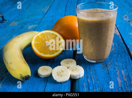 Divers fruits smoothies pour la perte de poids sur fond de bois Banque D'Images