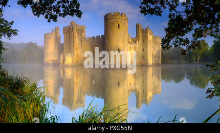 Misty automne lever du soleil sur le Château de Bodiam - prises à partir d'un sentier public - East Sussex, UK Banque D'Images