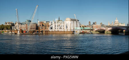 Londres, Royaume-Uni. Vue sur la Tamise à la Victoria Embankment par Blackfriars Bridge de l'estran. Construction d'un nouveau 'super' égout et pier Banque D'Images