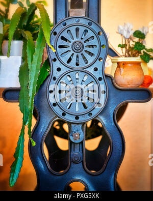 Vieux mangle des travaux domestiques. Les appareils qui facilitent les tâches ménagères dans une maison ancienne. Banque D'Images