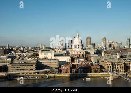 Londres, Royaume-Uni. Vue sur la Tamise, le Tate Modern gallery, montrant la Cathédrale St Paul et le quartier financier de la City de Londres Banque D'Images