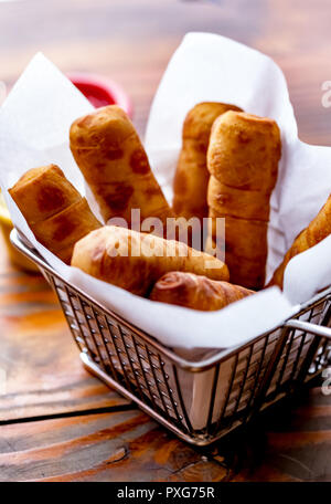 TEQUENOS VÉNÉZUÉLIEN. Amérique latine Colombie Venezuela Tequenos fromage faites de maïs frit rempli de fromage. Banque D'Images