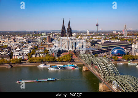 Vue depuis la tour Triangle dans le quartier de Deutz sur le Rhin à la ville avec la cathédrale, pont Hohenzollern, hall de musique encore de n Banque D'Images