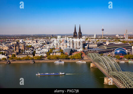 Vue depuis la tour Triangle dans le quartier de Deutz sur le Rhin à la ville avec la cathédrale, pont Hohenzollern, hall de musique encore de n Banque D'Images