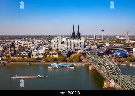 Vue depuis la tour Triangle dans le quartier de Deutz sur le Rhin à la ville avec la cathédrale, pont Hohenzollern, hall de musique encore de n Banque D'Images