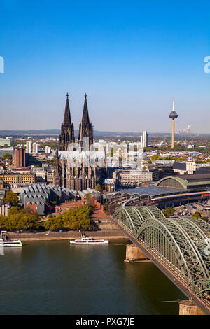 Vue depuis la tour Triangle dans le quartier de Deutz sur le Rhin à la ville avec la cathédrale, pont Hohenzollern, hall de musique encore de n Banque D'Images