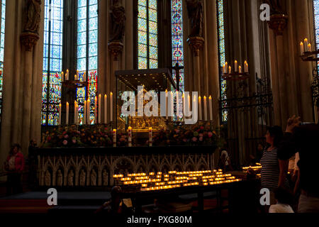 Le culte des trois rois mages à la cathédrale, Cologne, Allemagne. der im Dreikoenigsschrein Dom, Koeln, Deutschland. Banque D'Images