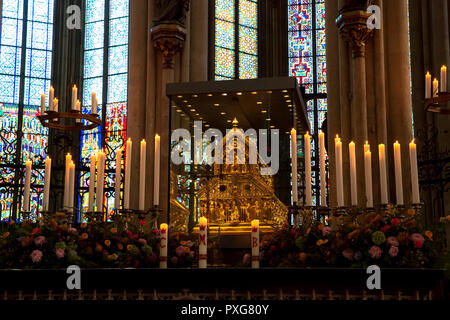 Le culte des trois rois mages à la cathédrale, Cologne, Allemagne. der im Dreikoenigsschrein Dom, Koeln, Deutschland. Banque D'Images