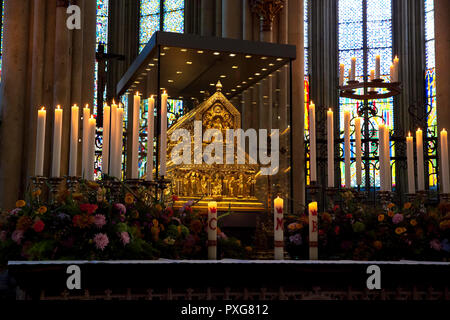 Le culte des trois rois mages à la cathédrale, Cologne, Allemagne. der im Dreikoenigsschrein Dom, Koeln, Deutschland. Banque D'Images