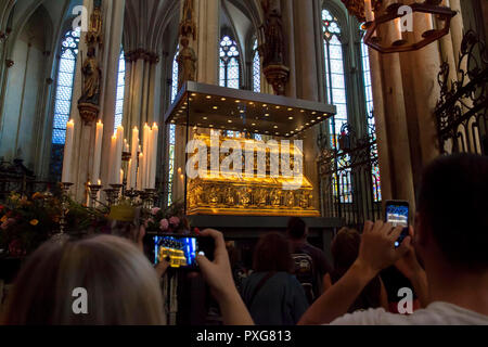 Les visiteurs de prendre des photos du lieu de culte des trois rois mages à la cathédrale, Cologne, Allemagne. Den Dreikoenigsschrein Besucher fotografieren im Dom, Koel Banque D'Images