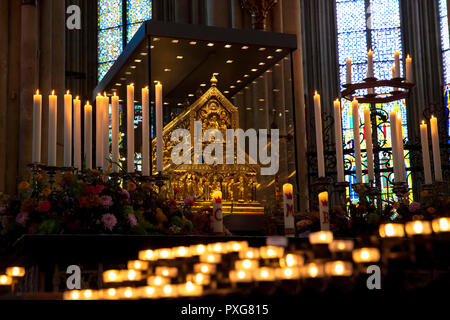 Le culte des trois rois mages à la cathédrale, Cologne, Allemagne. der im Dreikoenigsschrein Dom, Koeln, Deutschland. Banque D'Images