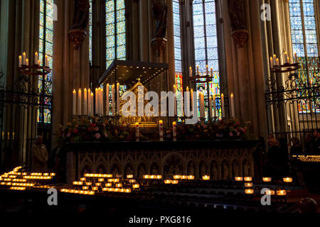 Le culte des trois rois mages à la cathédrale, Cologne, Allemagne. der im Dreikoenigsschrein Dom, Koeln, Deutschland. Banque D'Images