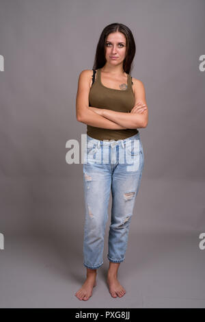 Portrait de jeune femme belle contre l'arrière-plan gris Banque D'Images