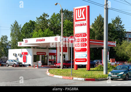 Saint Petersburg, Russie - le 10 août 2018 : gas station Lukoil avec les voitures. Lukoil est l'une des plus grandes compagnies pétrolières russes Banque D'Images