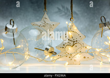 Décorations de Noël et guirlandes LED lumineux sur fond gris Banque D'Images