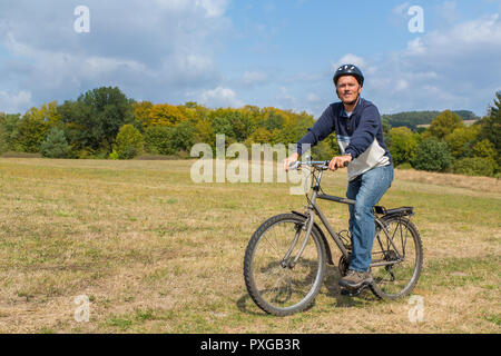Caucasian man on mountain bike dans paysage naturel Banque D'Images