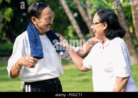 Happy senior couple soutenant les uns les autres Banque D'Images