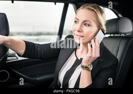 Vue de dessus de businesswoman dans la voiture Banque D'Images